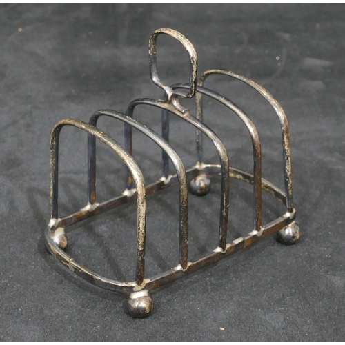 308 - A Birmingham silver 5-bar toast rack with centre carrying handle, on ball feet, 10cm long, 2.4oz