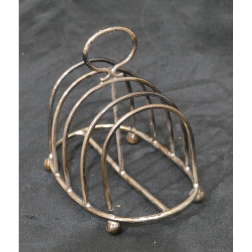 311 - A Birmingham oval silver 5-bar toast rack with centre carrying handle and on ball feet, 10.5cm long,... 