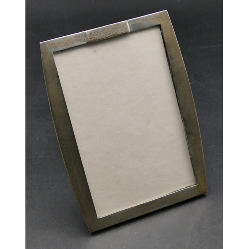 326 - A late Victorian plain Birmingham silver freestanding photograph frame with oak back, Birmingham 189... 