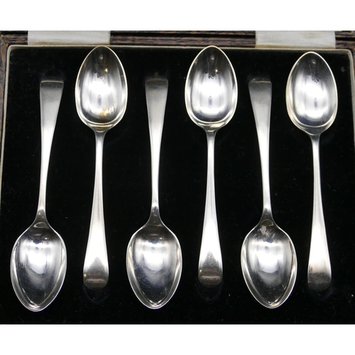 366 - A set of 6 Sheffield silver teaspoons, cased, 2.3oz