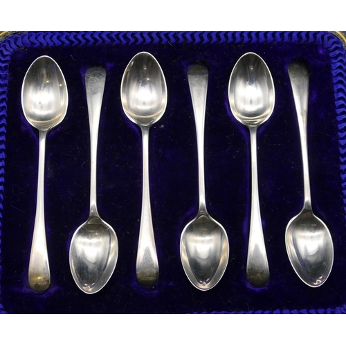 368 - A set of 6 Sheffield silver teaspoons in fitted black leather case, 2.6oz