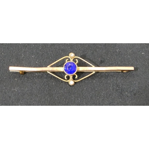 422 - A 9ct gold bar brooch mounted with blue stone and flanked by 2 half pearls, 2 grams gross.