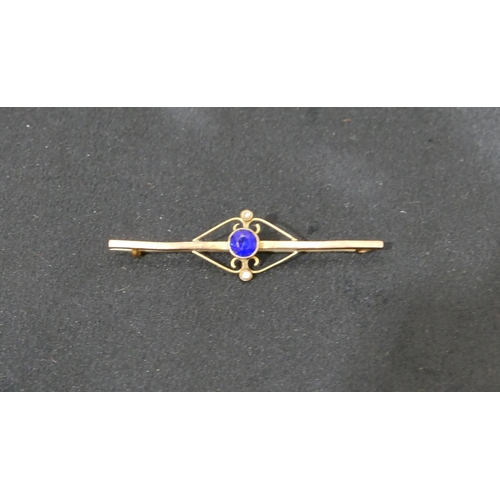 422 - A 9ct gold bar brooch mounted with blue stone and flanked by 2 half pearls, 2 grams gross.