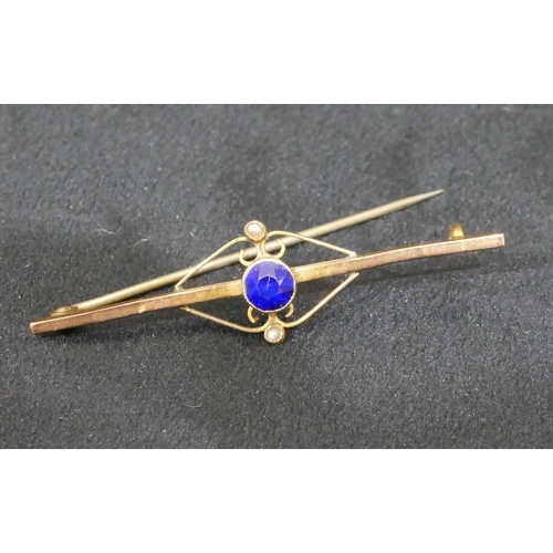 422 - A 9ct gold bar brooch mounted with blue stone and flanked by 2 half pearls, 2 grams gross.