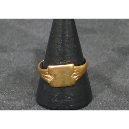 423 - A 9ct gold signet ring, Size T/U, 3.2 grams