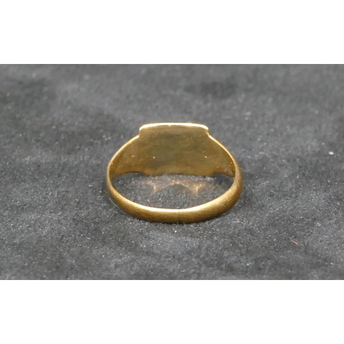 423 - A 9ct gold signet ring, Size T/U, 3.2 grams