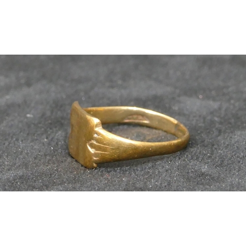 423 - A 9ct gold signet ring, Size T/U, 3.2 grams