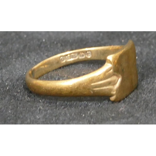 423 - A 9ct gold signet ring, Size T/U, 3.2 grams