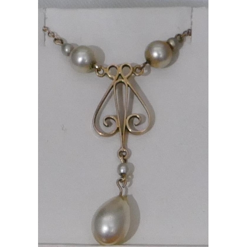 458 - A 9ct gold drop pendant mounted with 3 pearls, with chain