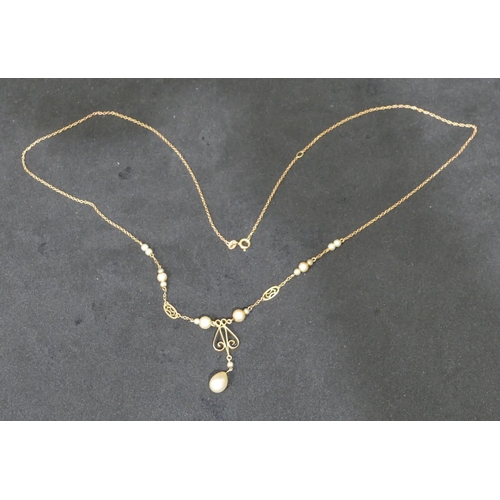 458 - A 9ct gold drop pendant mounted with 3 pearls, with chain