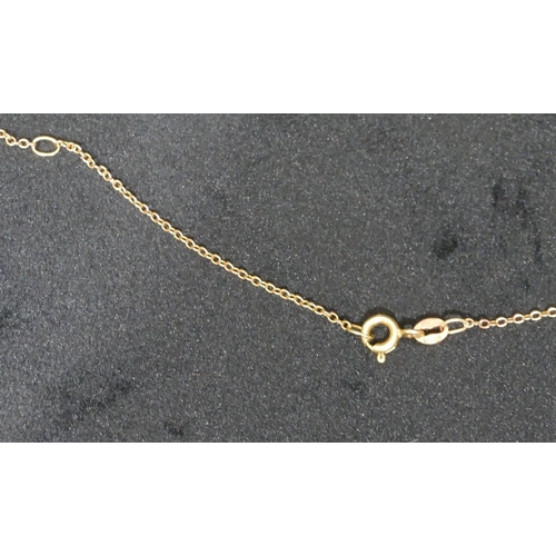 458 - A 9ct gold drop pendant mounted with 3 pearls, with chain