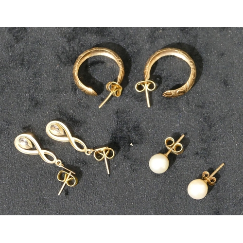 462 - A pair of 9ct gold hoop earrings, 2 gram, 2 further pairs of earrings (6)