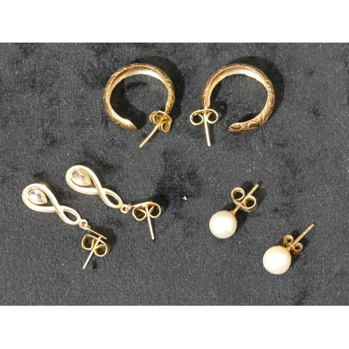 462 - A pair of 9ct gold hoop earrings, 2 gram, 2 further pairs of earrings (6)