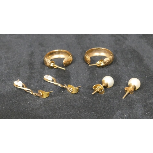 462 - A pair of 9ct gold hoop earrings, 2 gram, 2 further pairs of earrings (6)