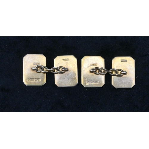 478 - A pair of gentleman's 9ct gold rectangular shaped cufflinks with engine turned decoration and engrav... 