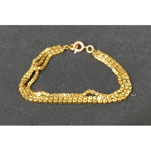 479 - A gold triple link square bracelet, 16.5cm long, 5.9 grams