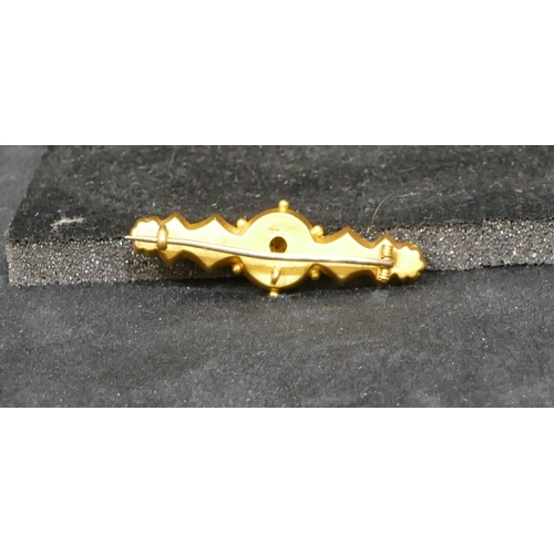 480 - A 15ct gold bar brooch with centre diamond motif with raised leaf decoration, 4.2cm long in fitted l... 