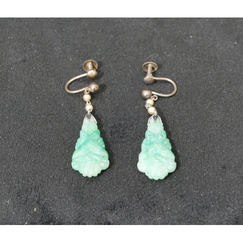 491 - A pair of jade drop earrings with carved decoration (jade panels 2.5cm high)