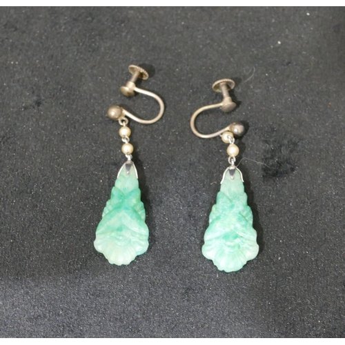 491 - A pair of jade drop earrings with carved decoration (jade panels 2.5cm high)