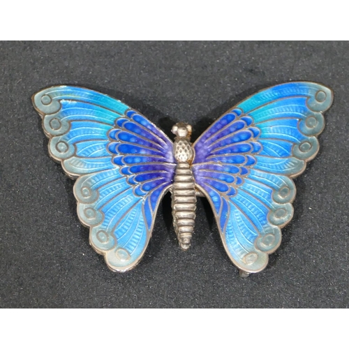 506 - A 925 silver and pale blue enamelled buckle in form of a butterfly, 7cm wide, 5.5cm high.