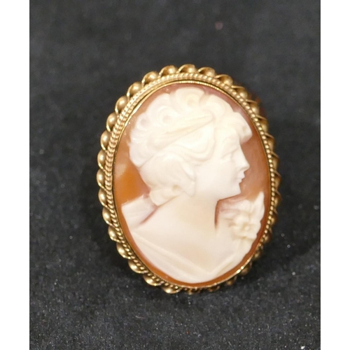 510 - A small gold cameo pendant/brooch with raised figurehead of a lady, 3cm high, 4.4 grams gross.