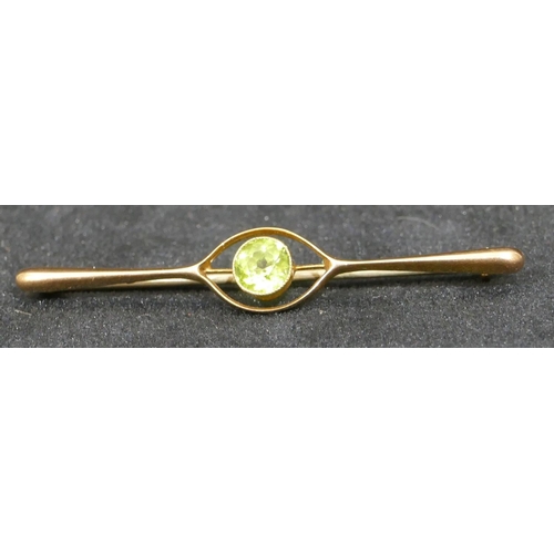 515 - A 15ct gold bar brooch mounted with centre perigord, 5.5cm long, 3.6 grams gross.