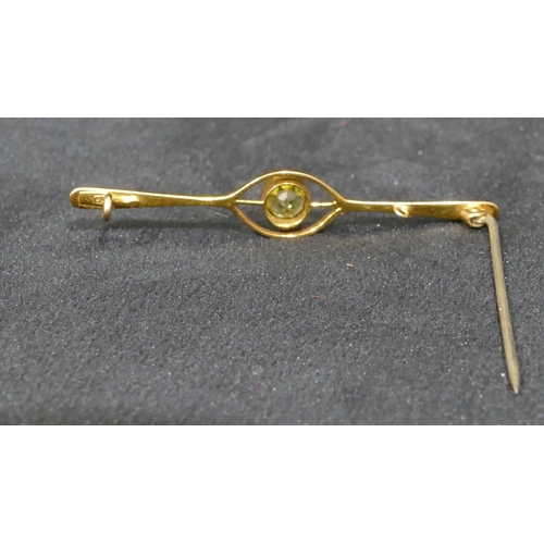 515 - A 15ct gold bar brooch mounted with centre perigord, 5.5cm long, 3.6 grams gross.