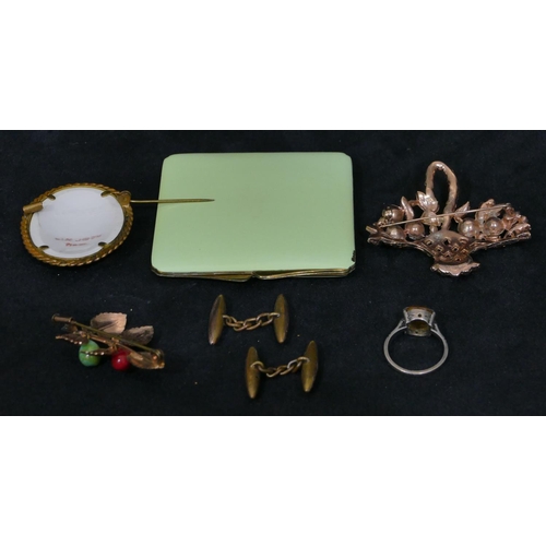 525 - An Art Deco style pale green compact, a pair of gentleman's gold covered cufflinks, 3 brooches and a... 