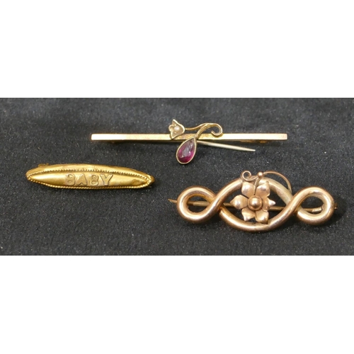 533 - A 9ct gold twist brooch mounted with centre floral motif, a 9ct gold bar brooch set with centre purp... 