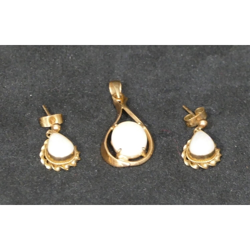 538 - A pair of 9ct gold opal drop earrings and a similar 9ct gold drop pendant mounted with opal, 4.4 gra... 