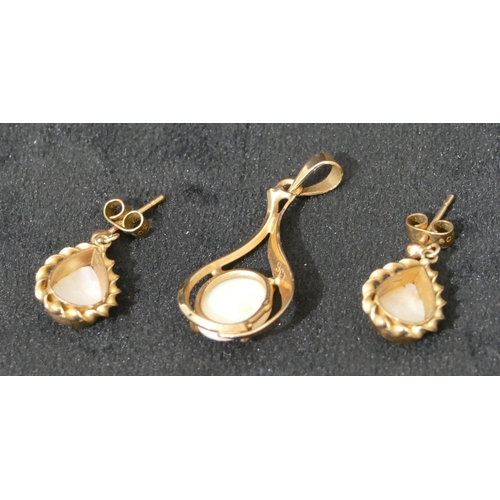 538 - A pair of 9ct gold opal drop earrings and a similar 9ct gold drop pendant mounted with opal, 4.4 gra... 