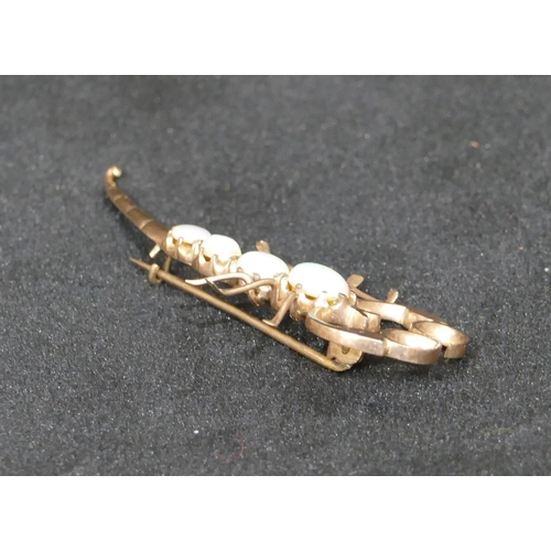 540 - A gold brooch in form of a scorpion mounted with opals, 5.5m long, 3.7 grams gross.