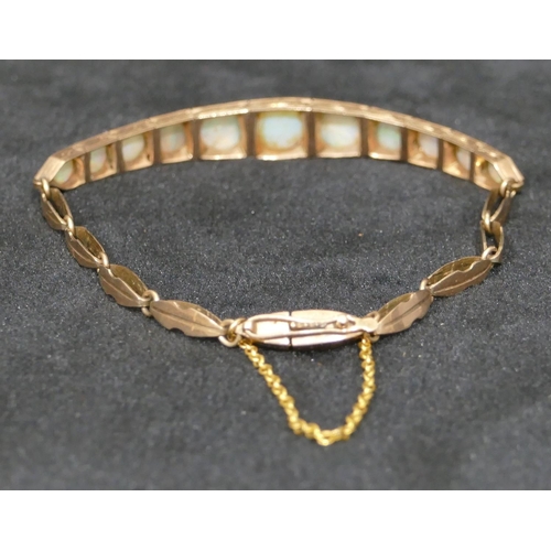 542 - A gold bracelet mounted with 11 graduated opals, 7.4 grams gross.