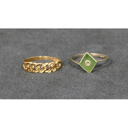 546 - A 9ct gold triangular shaped ring set with green stone, size O and a 9ct gold ladies ring, 2.1 grams... 