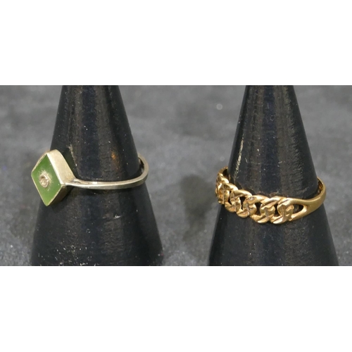 546 - A 9ct gold triangular shaped ring set with green stone, size O and a 9ct gold ladies ring, 2.1 grams... 