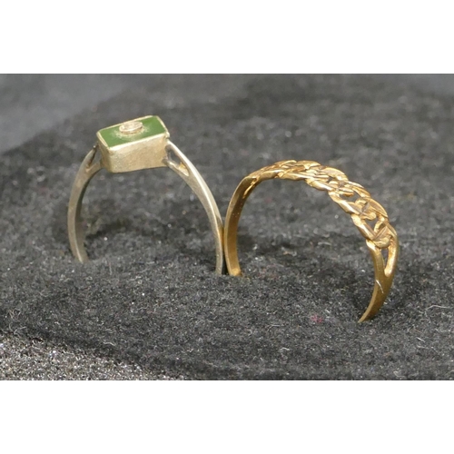 546 - A 9ct gold triangular shaped ring set with green stone, size O and a 9ct gold ladies ring, 2.1 grams... 