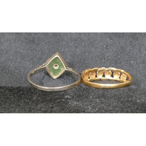 546 - A 9ct gold triangular shaped ring set with green stone, size O and a 9ct gold ladies ring, 2.1 grams... 