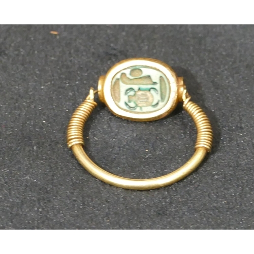 550 - An Egyptian high ct gold  scarrab ring, size O, 3.8 grams gross.