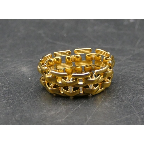 569 - A gold linked ring, size N/O, 3.9 grams.