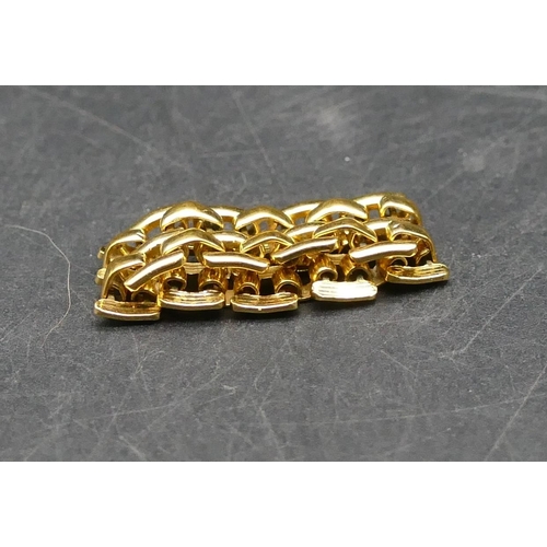 569 - A gold linked ring, size N/O, 3.9 grams.