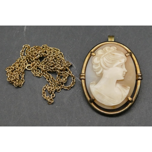 587 - A gold plated oval cameo brooch/pendant with chain, figurehead of a lady