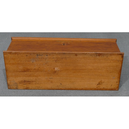 629 - An Edwardian mahogany long sarcophagus shaped tea caddy with hinged lid, enclosing 2 lidded compartm... 