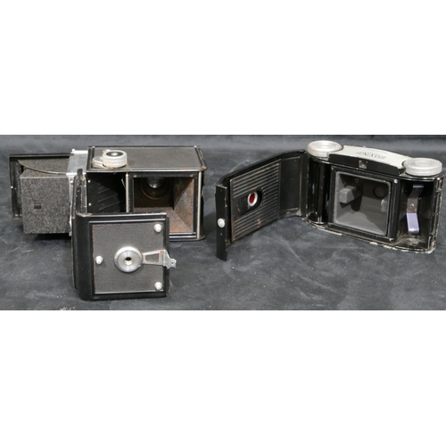 702 - A Reflekta II Welta camera in leather case and a Paxina camera (2)