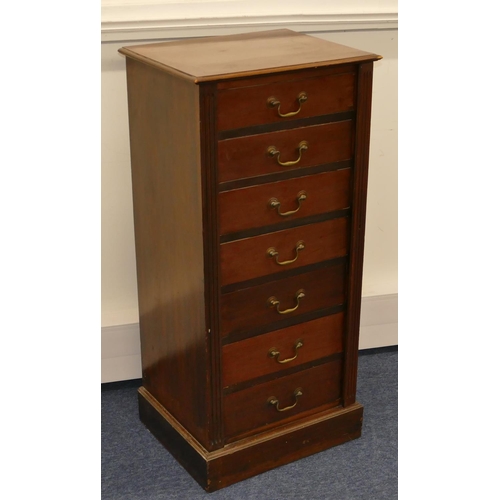 797 - A mahogany Wellington chest with 7 drawers, drop brass handles, reeded lock bar support (no key), 50... 