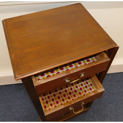 797 - A mahogany Wellington chest with 7 drawers, drop brass handles, reeded lock bar support (no key), 50... 