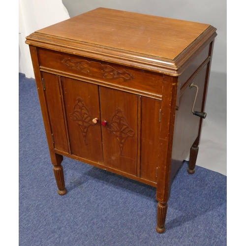 800 - A mahogany freestanding gramophone with hinged lid, 2 panelled doors to front enclosing speaker on 4... 