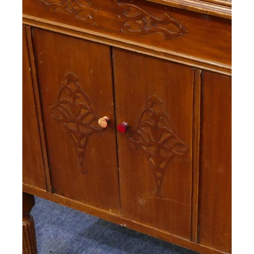 800 - A mahogany freestanding gramophone with hinged lid, 2 panelled doors to front enclosing speaker on 4... 