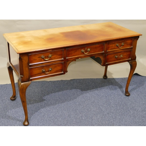 802 - A mahogany knee-hole writing table with single drawer flanked by 4 shorter drawers with drop brass h... 