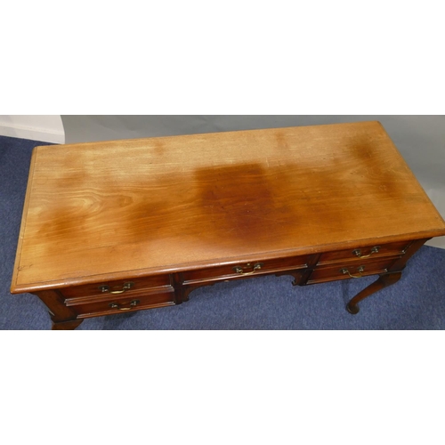 802 - A mahogany knee-hole writing table with single drawer flanked by 4 shorter drawers with drop brass h... 