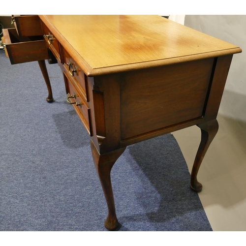 802 - A mahogany knee-hole writing table with single drawer flanked by 4 shorter drawers with drop brass h... 